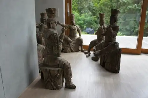 Gruppe von 6 großen Tempelwächtern aus Holz. China nach Art der Ming-Dynastie. Mit Resten von alten Farbpigmenten und diversen Beschädigungen an Extremitäten. Sehr dekorativ, als Gruppe von 8 Figuren sehr selten.