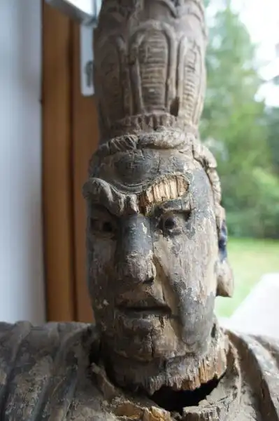 Gruppe von 6 großen Tempelwächtern aus Holz. China nach Art der Ming-Dynastie. Mit Resten von alten Farbpigmenten und diversen Beschädigungen an Extremitäten. Sehr dekorativ, als Gruppe von 8 Figuren sehr selten. 6