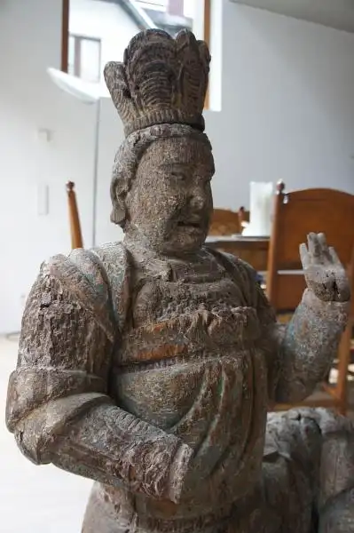 Gruppe von 6 großen Tempelwächtern aus Holz. China nach Art der Ming-Dynastie. Mit Resten von alten Farbpigmenten und diversen Beschädigungen an Extremitäten. Sehr dekorativ, als Gruppe von 8 Figuren sehr selten. 8