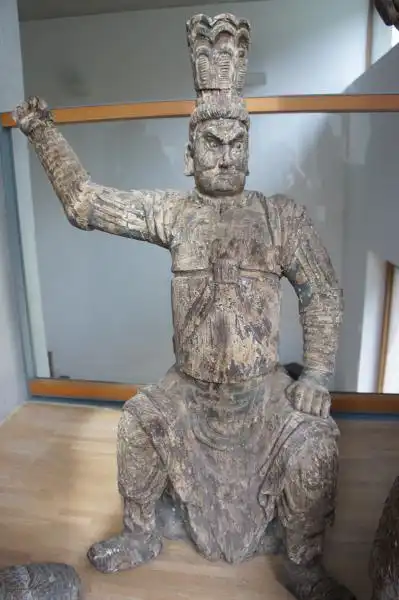 Gruppe von 6 großen Tempelwächtern aus Holz. China nach Art der Ming-Dynastie. Mit Resten von alten Farbpigmenten und diversen Beschädigungen an Extremitäten. Sehr dekorativ, als Gruppe von 8 Figuren sehr selten. 9