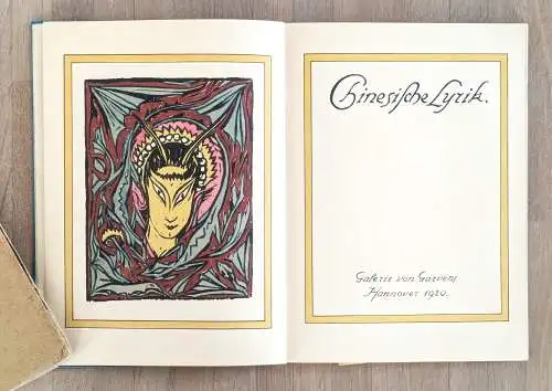 Chinesische Lyrik. Handkolorierter Faksimiledruck. Übertragen aus dem Englischen von Rudolf Kindermann, Buchschmuck nach handkolorierten und handgedruckten Schnitten von Herbert von Garvens-Garvensburg, geschrieben von Hanns Krenz. Entstanden in der...