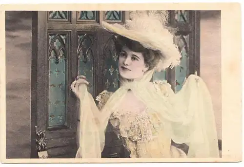 CPA Jeune femme en robe avec chapeau, sans fin.