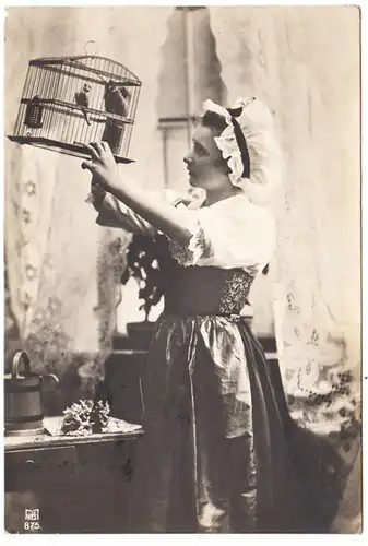 CPA Junge Frau in landesüblicher Tracht mit Vogelkäfig, gel. 1906