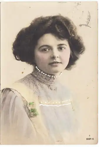 CPA Jeune femme en robe, gel. 1909