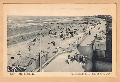 CPA Courseulles, Vue generale de la Plage et de la Digue, gel. 1946