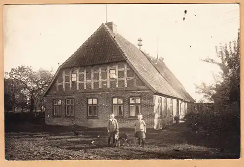 AK Foto- AK, Zwei Kinder mit Hund vor Gehöft, ungel.