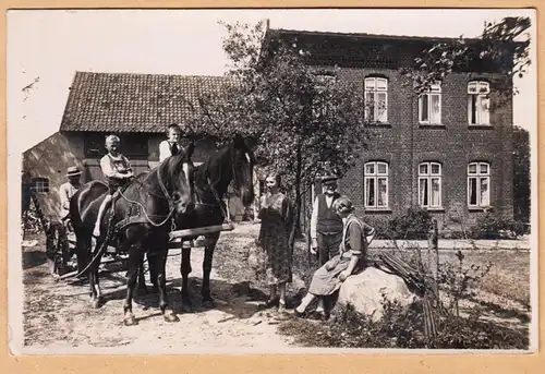 AK Foto- AK, Familie mit Pferdeflug vor Gehöft, ungel.