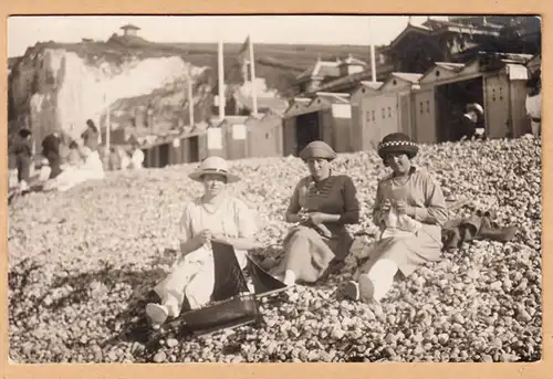 CPA Trois femmes sur la Plage, Vestiaires, unl.