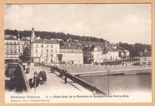 CPA Chateau Thierry, Place Jean de la Fontaine et Remparts des Petits-Pres, ohne.