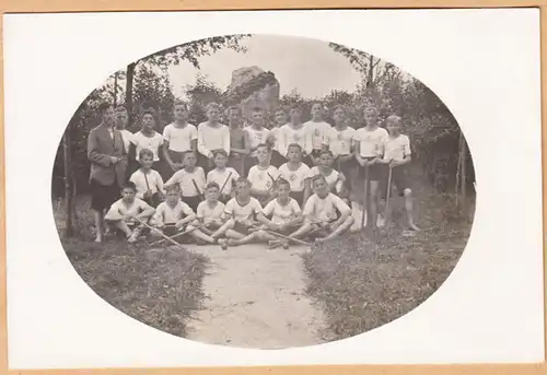 Foto-AK Jungen-Sportgruppe mit Trainer, ungel.