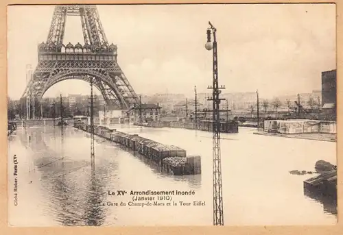 CPA Paris, Inonde, La Gare du Champ-de-Mars et la Tour Eiffel, imparfaite.