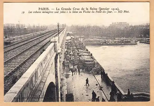 CPA Paris, La Grande Crue de la Seine, Les ordres menageres sont jetes a la Serine au Viaduc, unhl.