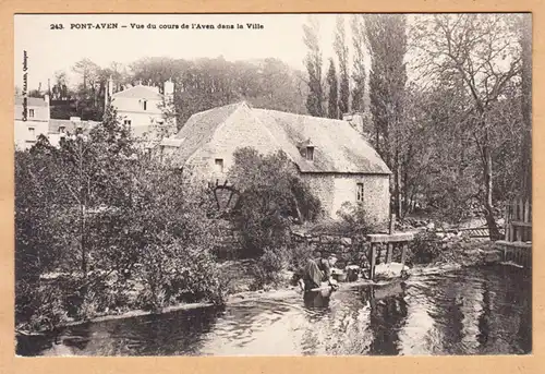 CPA Pont Aven, Vue du cours de l'Aven dans de la Ville, ohnl.