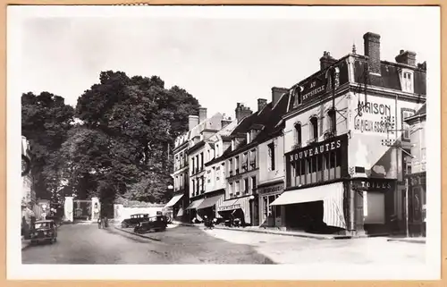 CPA Laigle, Place Saint Martin, Entree du Chateau, gel. 1954