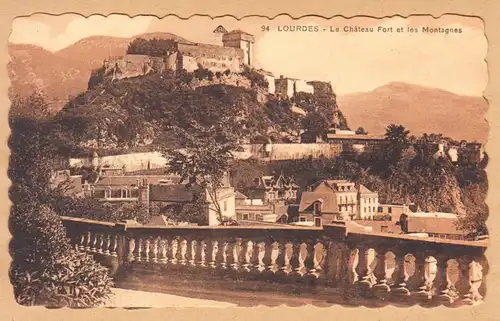 CPA Lourdes, Le Chateau Fort et les Montagnes, ohn.