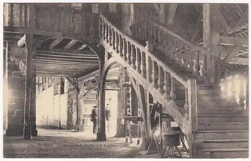 CPA Auray, Intérieur de la Halle. L'Escalier, ungel.