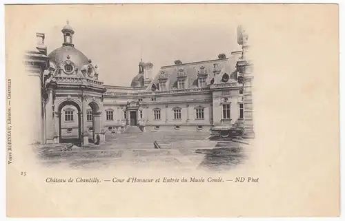 CPA Chateau De Chantilly, Cour d'Honneur et Entre du Musee Conde, ohne.