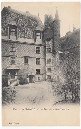 CPA Gien, Le Château Cour de la Sous-Préfecture, ohnl.
