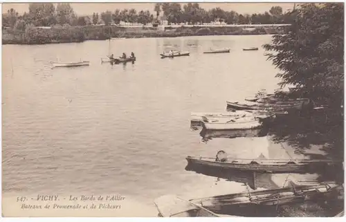 CPA Vichy, Les Bords de l'Allier, Bateaux de Promenade et de Pechers, ohnl.