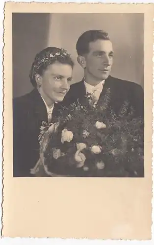 AK Hochzeitspaar mit Strauß, ungel.