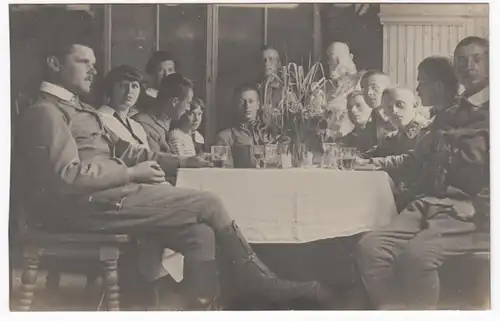 AK Soldaten- Gruppenbild mit Frauen am Tisch, ungel.