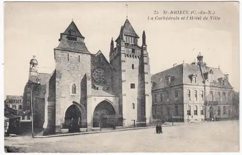 CPA  Saint Brieuc, La Cathédrale et l'Hôtel de Ville, ungel.