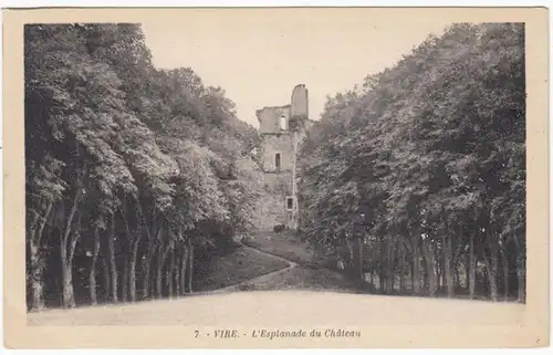 CPA Vire, L'Esplanade du Château, ohn.