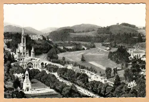 CPA Lourdes, Vue plongeante sur l'esplanade, la Basilique, ungel.