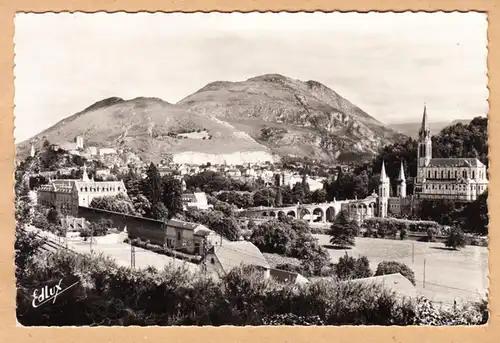 CPA Lourdes, La Basilique et le Chateau-Fort, ungel.