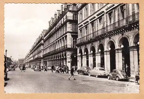 CPA Paris, La rue de Rivoli et ses arcades, a hauteur du jardin des Tuileries, gel. 1957
