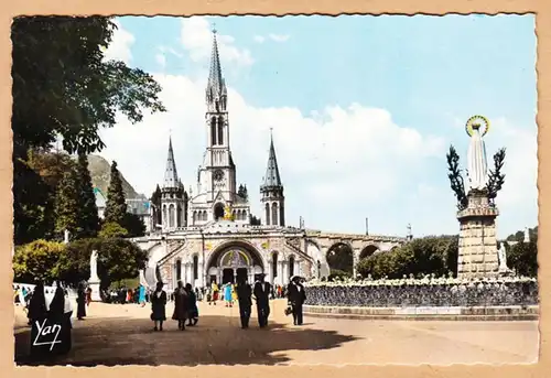 CPA Lourdes, La Basilique et l'Estree du Rosaire, en 1964