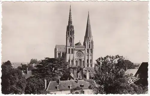 CPA Chartres, Vue générale sur la Cathédrale, ungel.