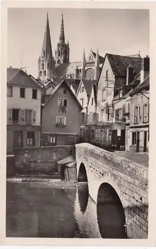 CPA Chartres, Vieux Pont sur l'Eule, vieilles maisons et la Cathédrale, ohnl.