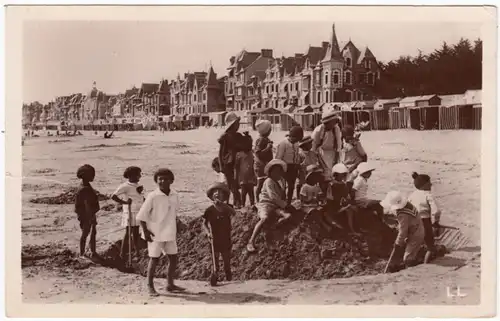 CPA La Baule, Les Enfants sur la Plage, Le Fort de sable, ohnl.