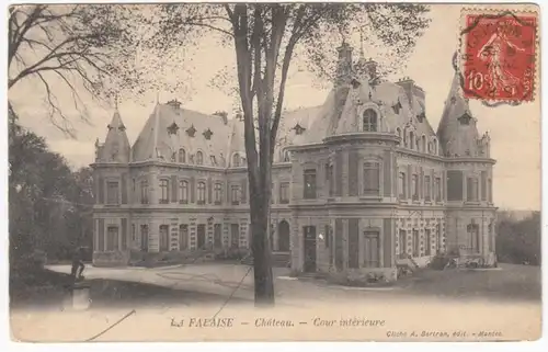 CPA La Falaise, Chateau Cour interieure, gel.