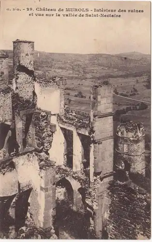 CPA Chateau de Murols, Intérieur des ruines et vue sur la vallée de Saint-Nectaire, uns.