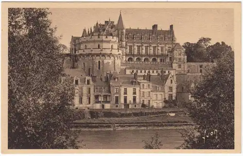 CPA Amboise, Le Chateau, vu des bord de la Loire, ohnl.