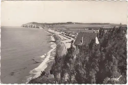CPA Qiuberville, La plage vue des falaises d'aval, gel. 1956
