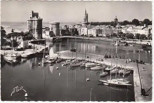CPA La Rochelle, Vue sur le Bassin des Yachts, gel. 1956