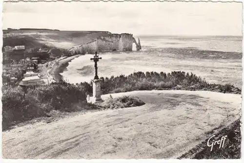 CPA Etretat, La Route du Calvaire et la Porte d'Aval, gel. 1959