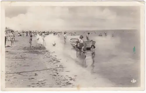 CPA Luc sur Mer, Scene de Plage, Le Bain, en 1967