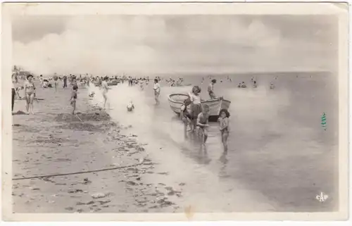 CPA Luc sur Mer, Scene de Plage, Le Bain, gel. 1950