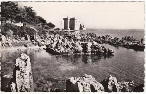 CPA Abbaye Notre Dame de Lerins Ile Saint Honorat, Monastre fortifie du XI, gel. 1956