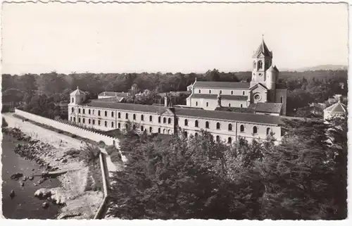 CPA Abbaye Notre Dame de Lerins Ile Saint Honorat, Vue generale du Monasiere, gel. 1956