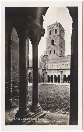 CP Arles, Cloitre Saint Tromphine, interior du Cloitre et clocher, ohnl.