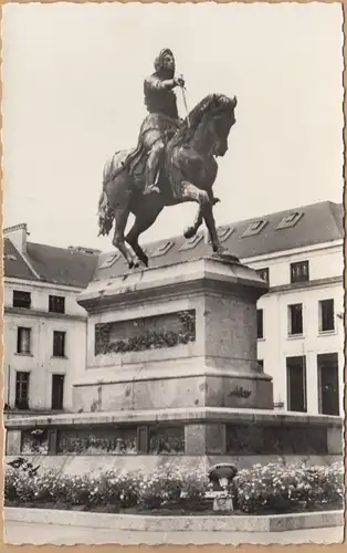 CPA Orleans, La Statue de Jeanne d'Arc, Place du Martroi, ohne.
