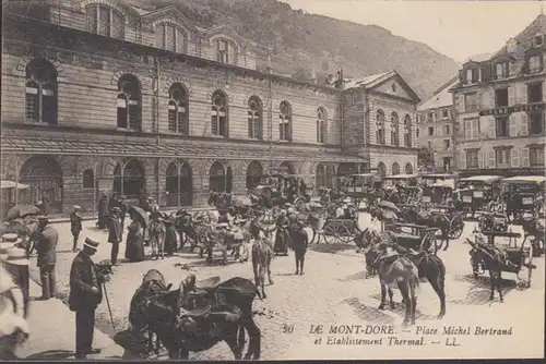 Cpa Le Mont Dore, La Place Michel Bertrand, ungel.