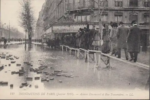 Cpa Inondations de Paris Avenue Daumesnil et rue Traversière, non circulé