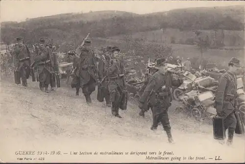 CPA Guerre 1914-1915, Une section de mitraillées se directeur vers le front