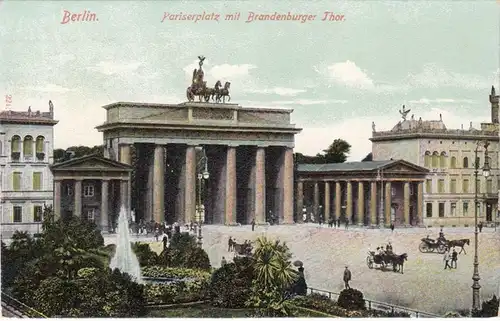 AK Berlin, Parisplatz avec la porte de Brandebourg, ohnl.